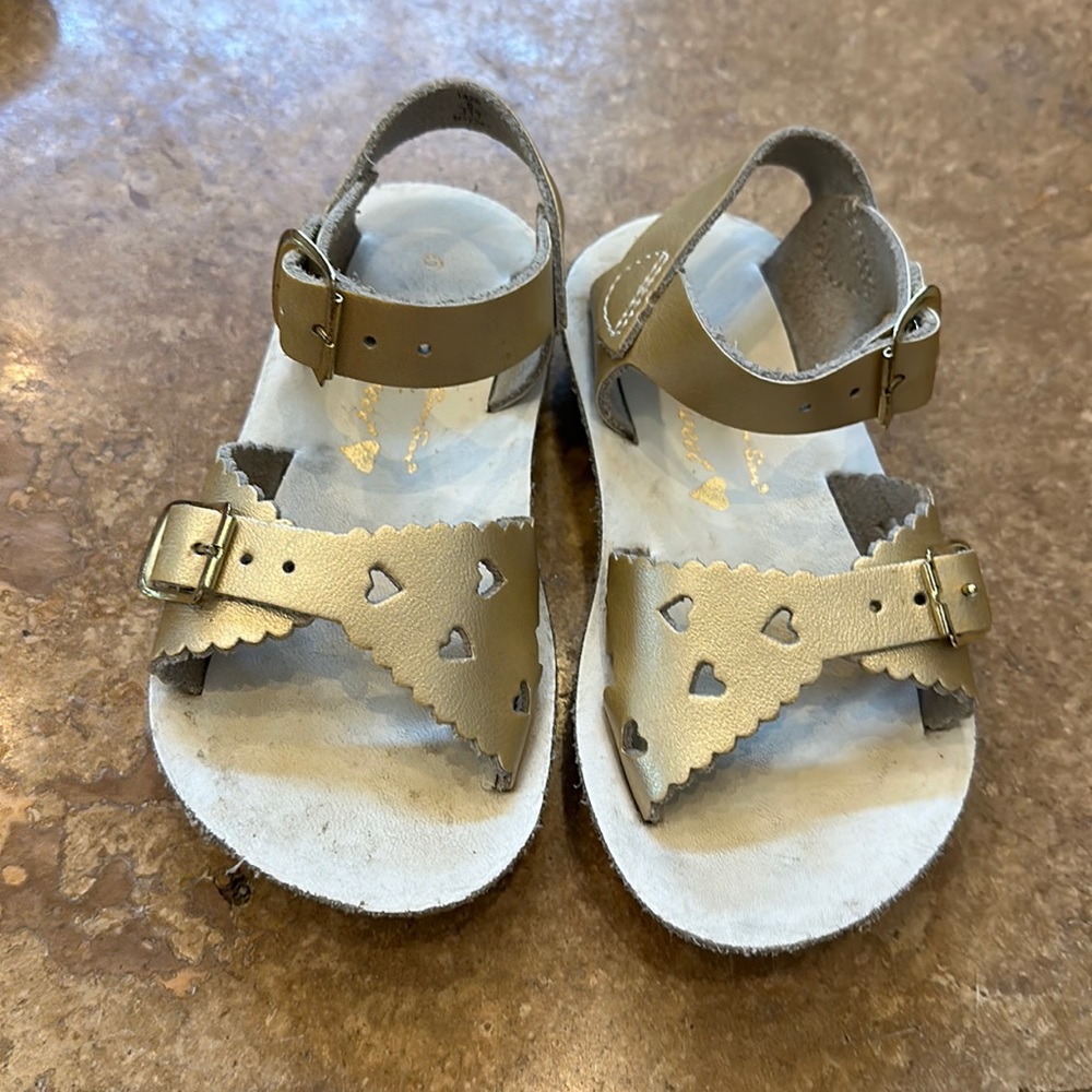 The sweetest salt water sandals for your winter beach trips!